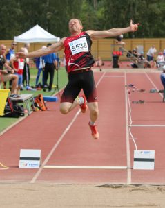 Atte Lähdekorpi lennossa Atte Lähdekorpi